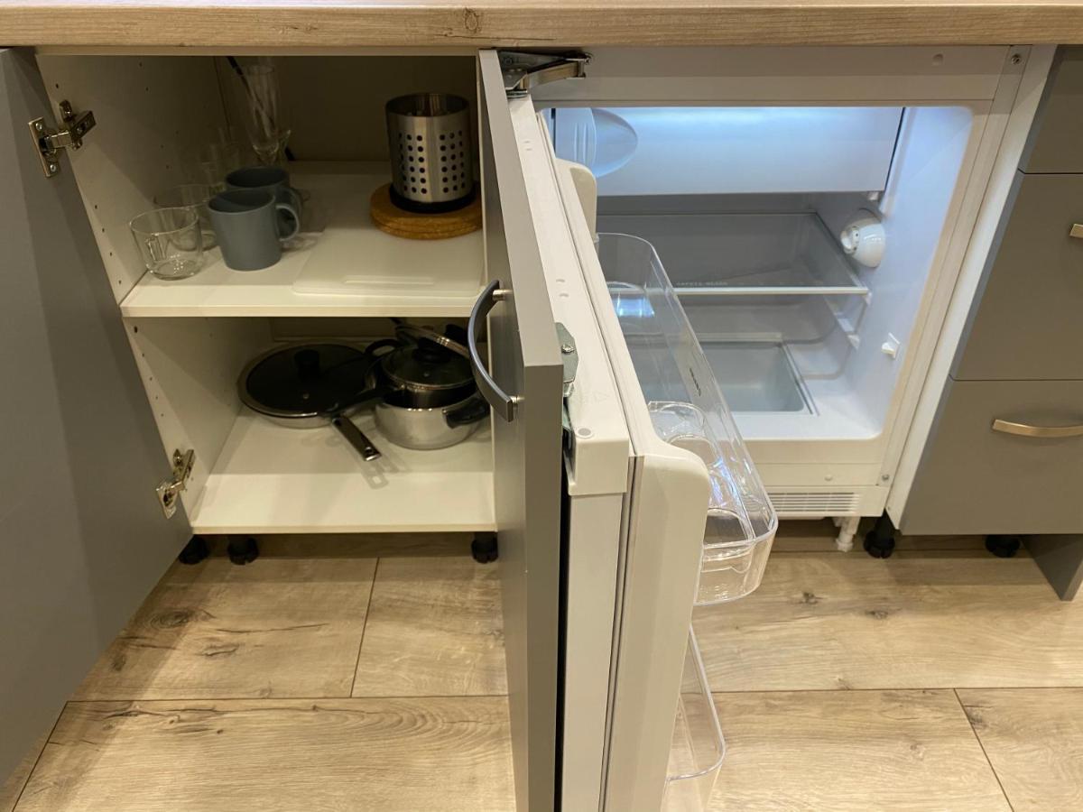 Aparthotel リガ エクステリア 写真 A refrigerator with a built-in ice maker