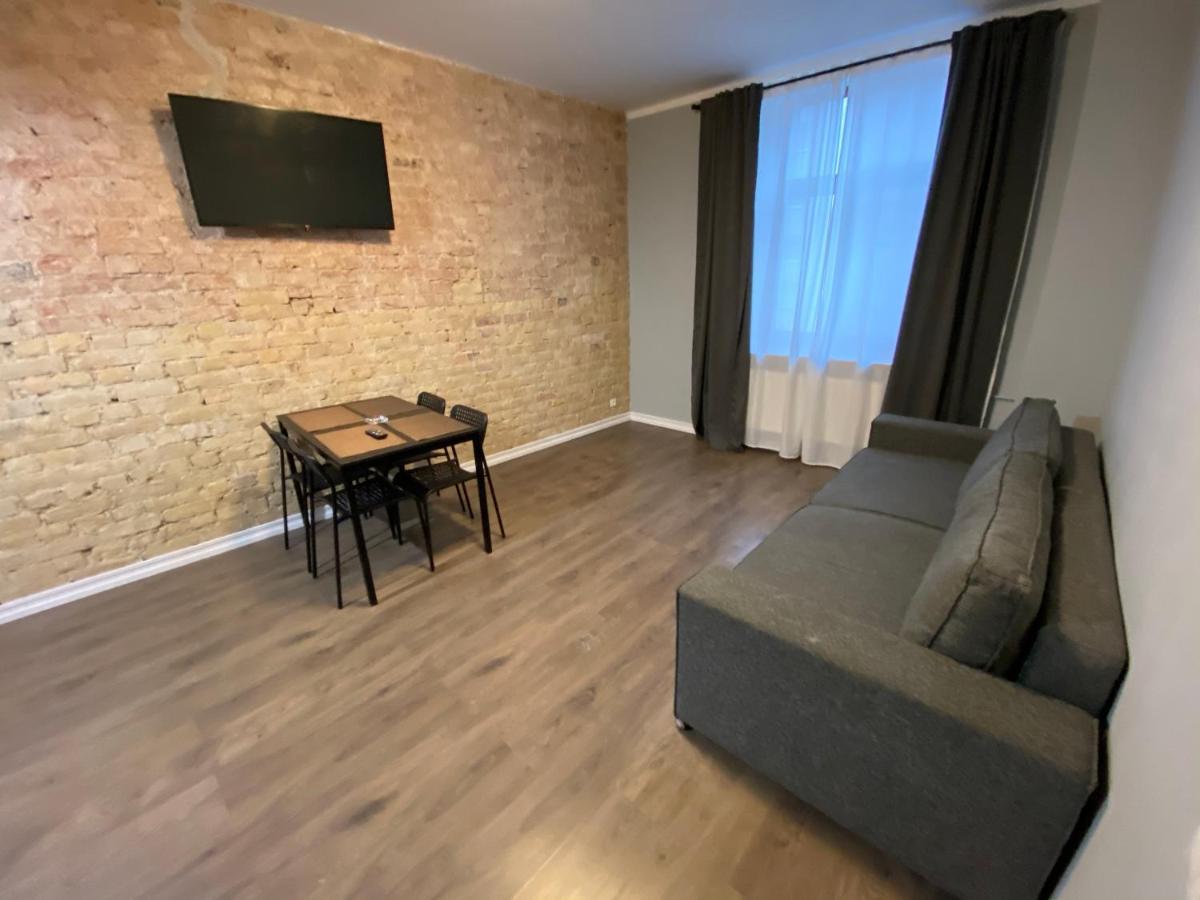Aparthotel リガ エクステリア 写真 A living room in a typical apartment
