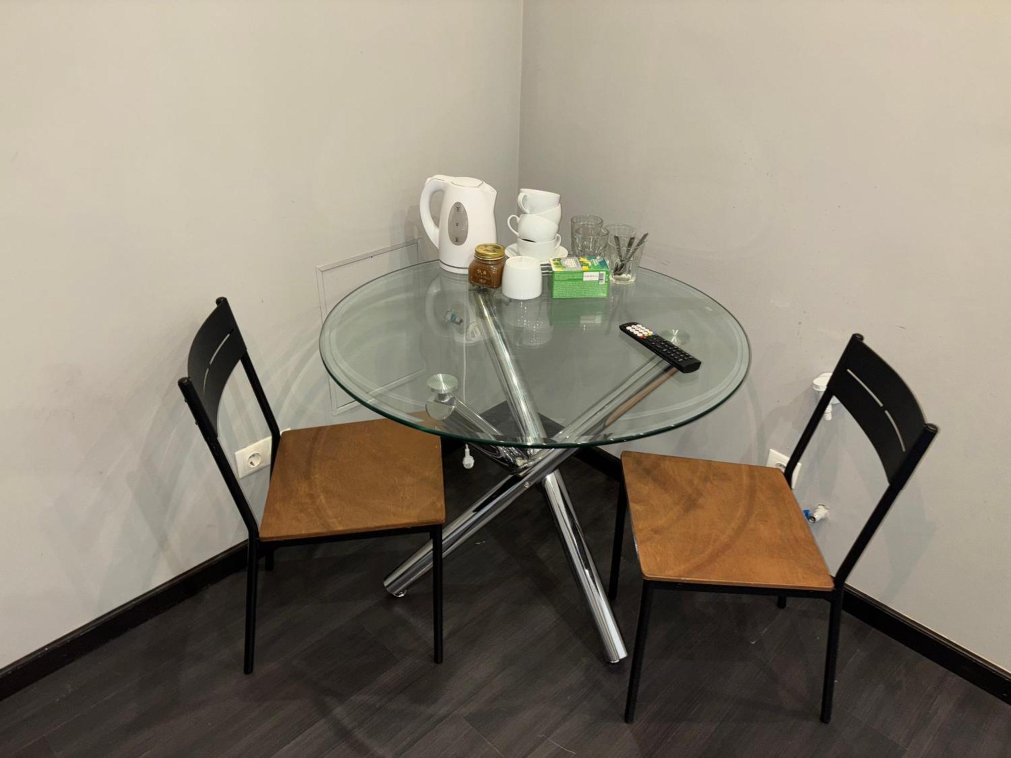 Aparthotel リガ エクステリア 写真 A glass table