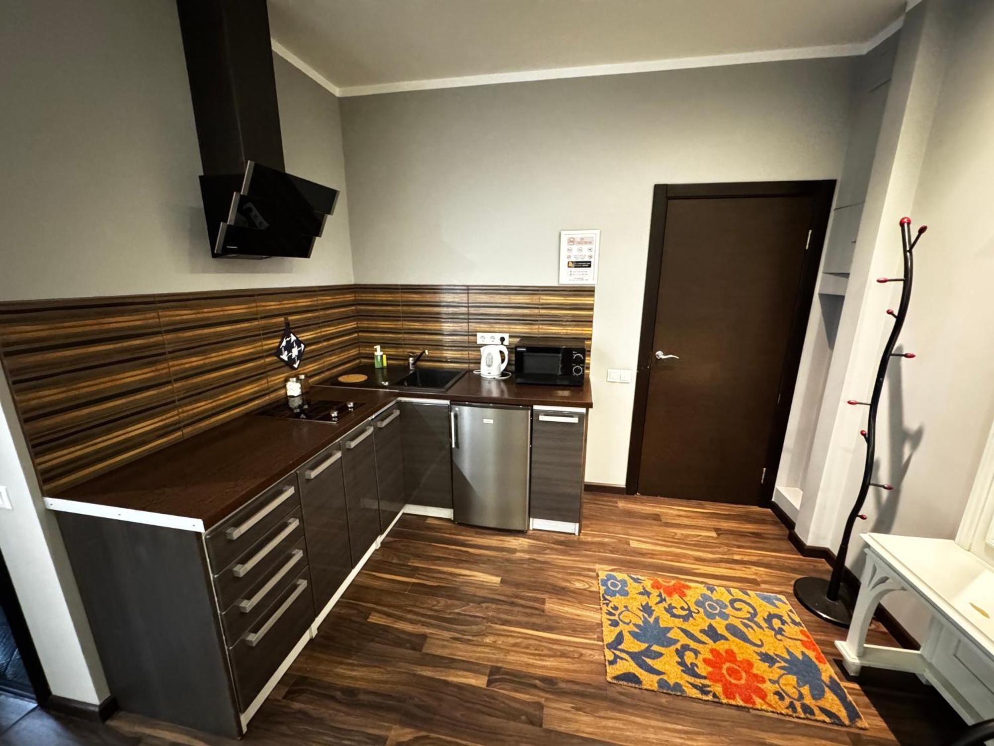 Aparthotel リガ エクステリア 写真 A typical kitchen in a typical apartment